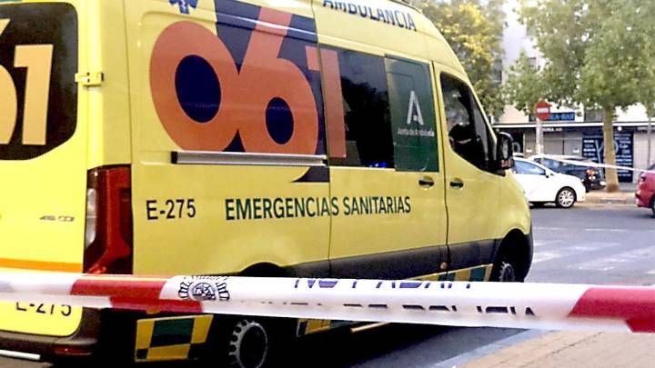 Una agresión a navajazos en plena calle acaba con dos heridos en Sevilla
