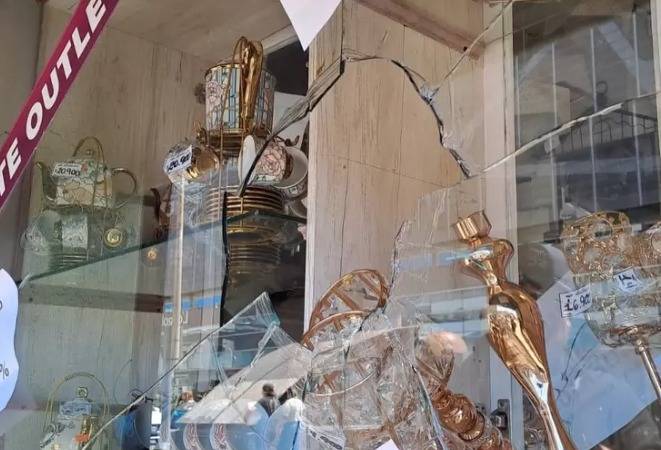 ¿Por qué lo hizo? Sujeto rompe vitrina de tienda en pleno centro de Concepción sin razón aparente