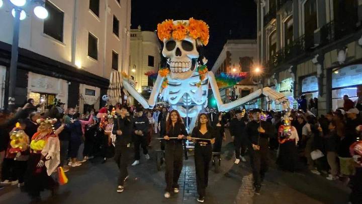 Desfile de Calaveras en Puebla: música, color y más de 70 contingentes celebran el Día de Muertos