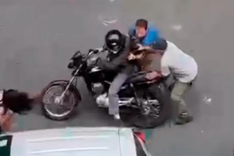 Video: robó un celular y quiso escapar, pero vecinos lo bajaron de la moto y golpearon