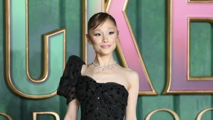 Condenan a nueve días de cárcel al fan que se abalanzó sobre Ariana Grande en el estreno de 'Wicked 2' en Singapur