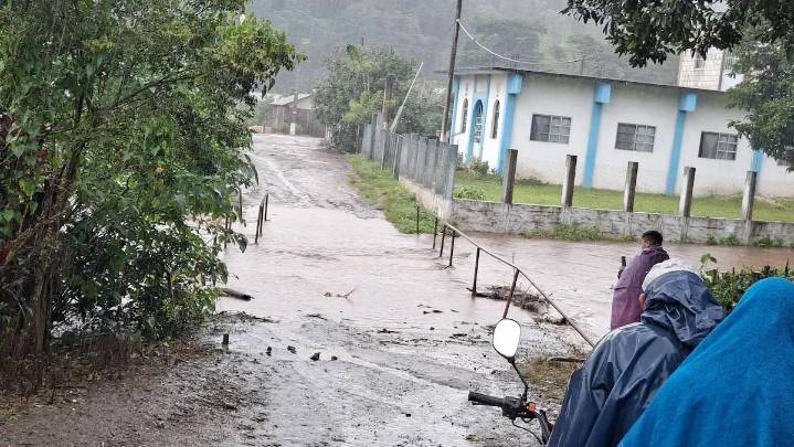 Estragos en la Sierra de Santa Marta por lluvias torrenciales; un fallecido