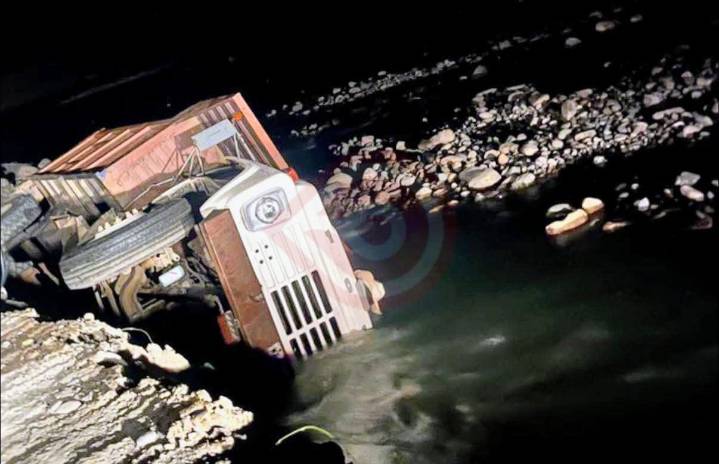 Camionero cayó en el río