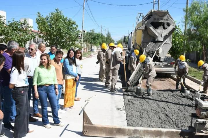 Fuentes supervisó la obra de pavimentación de 17 cuadras en el barrio Sixto Palavecino