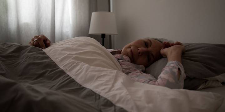 La siesta, tentación que crece con la edad, ¿es una buena idea?