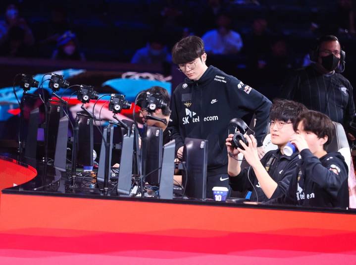 Deadspin | Faker propels T1 into grand final at World Championship