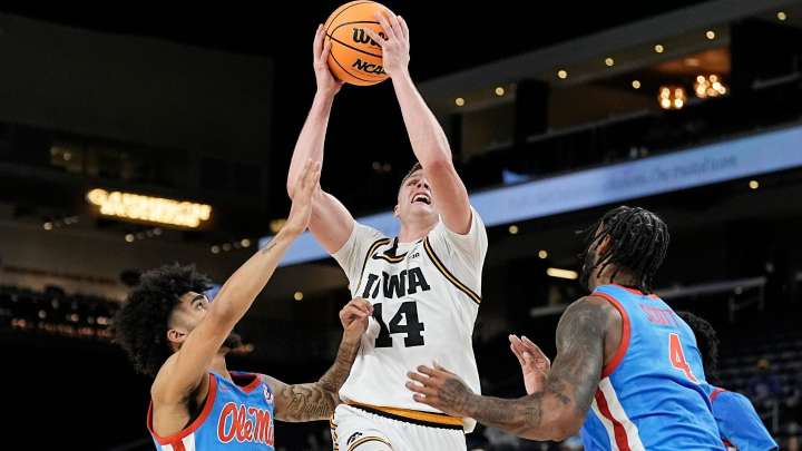 Bennett Stirtz makes most convincing statement yet in Iowa uniform