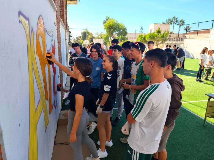 Jóvenes veleños mezclan deporte y arte urbano para cuidar el medio ambiente