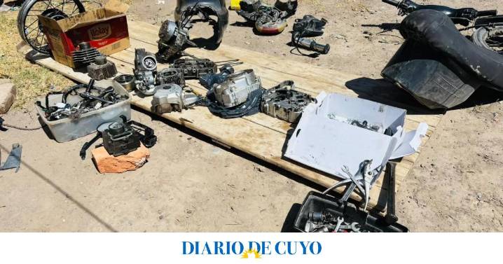 Siguieron a un sospechoso hasta el fondo de una casa donde hallaron un desarmadero ilegal de motos presuntamente robadas