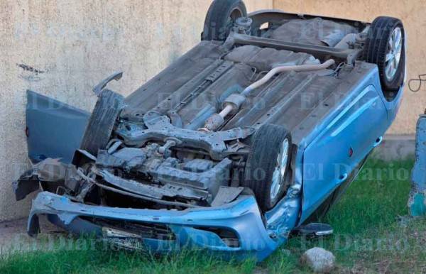 Conductor pierde el control y vuelca sobre Circuito Universitario