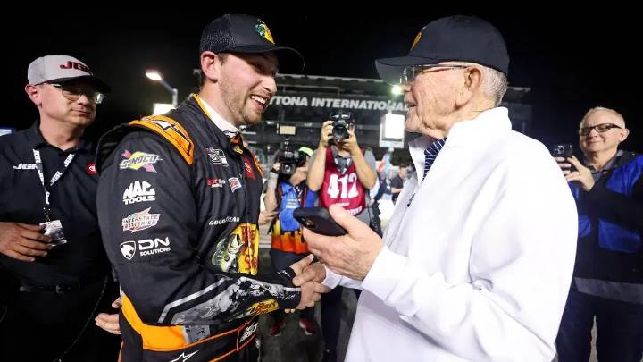 Chase Briscoe Sends 4-Word Warning to Entire NASCAR Field With Fans Rallying Behind Chase Briscoe warns the garage with a tweet after tire woes drop him to 18th in Phoenix; fans praise his 3 wins, 7 p