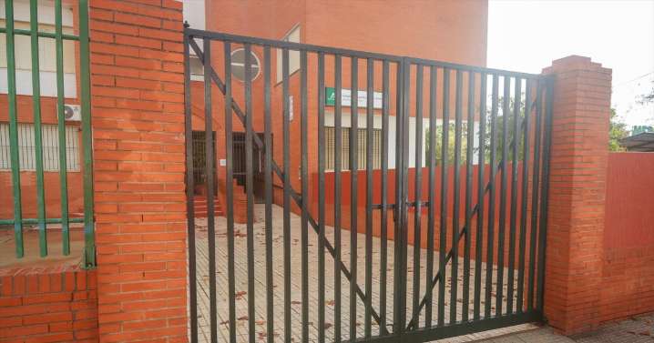 Un niño de ocho años se queda solo en un colegio cerrado porque la madre pensó que era un día lectivo