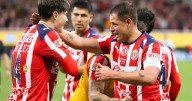 Triunfo de Chicharito Hernández con gol y lágrimas en Chivas