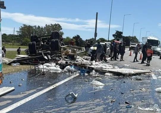 Volcó un camión que trasladaba hielo en la autopista Córdoba–Carlos Paz: el chofer está grave