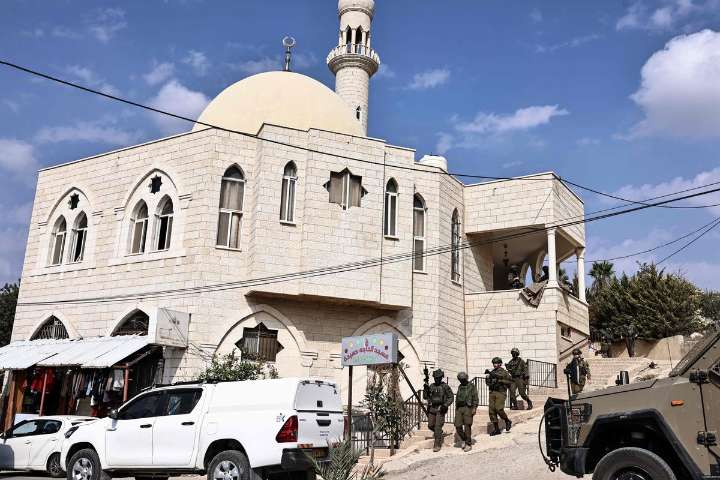 Colonos israelíes prenden fuego a mezquita en Cisjordania ocupada