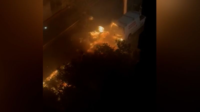 Video muestra el momento en el que un coche explota en un barrio de Nueva York