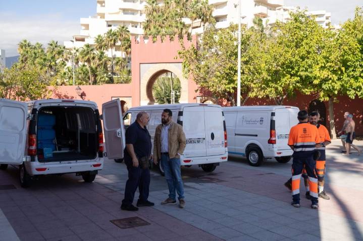 El Ayuntamiento de Benalmádena incorpora tres hidrolimpiadoras eléctricas para reducir el ruido de la limpieza de las calles