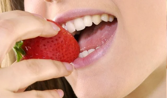 Bicarbonato y fresas: métodos domésticos para lograr un blanqueamiento dental eficaz.