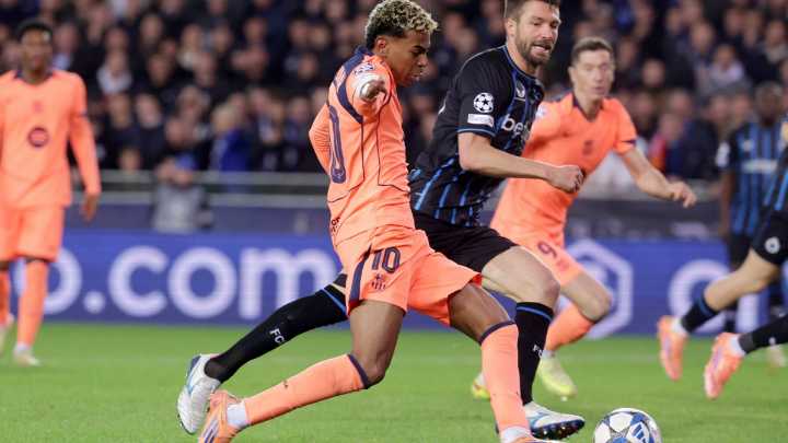 Nada por aquí, nada por allá... el mago Lamine apareció en Brujas para esconder el balón en la jugada del 2