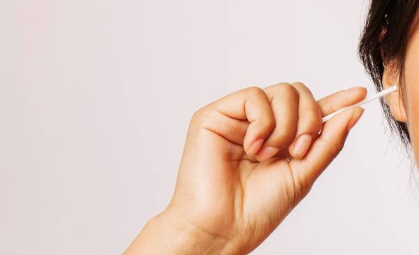 Limpiar los oídos con hisopos tiene tres grandes riesgos para la salud