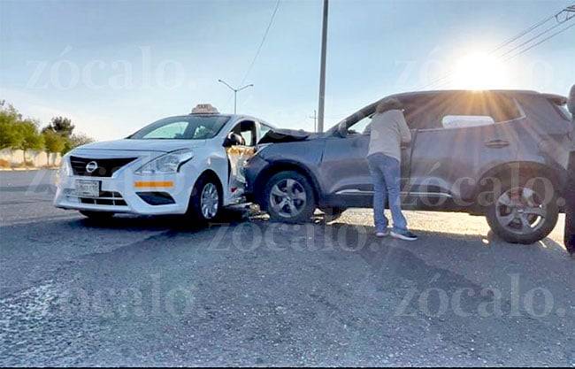 Taxista se pasa el alto y provoca fuerte choque en el bulevar Emilio Arizpe de la Maza