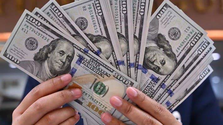 Dólar más barato e inflación en alza: los pronósticos del mercado para lo que queda del año