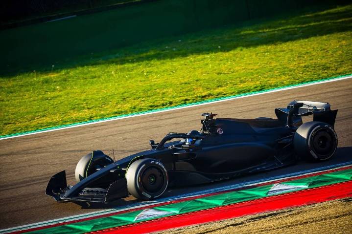 Checo Pérez está de regreso en las pistas
