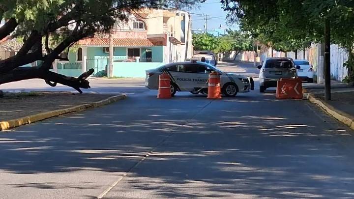 Agentes de Tránsito vigilan la avenida Leonismo Internacional por el Gran Maratón