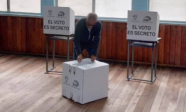 Avanza plebiscito en Ecuador sobre Constituyente y bases militares