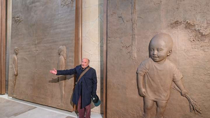 La Catedral de Burgos luce las polémicas puertas de Antonio López