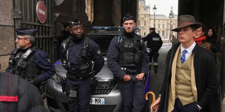 ¿Quién es el “hombre del fedora”? El elegante adolescente francés de la foto viral del robo en el Louvre