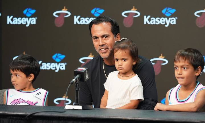 Erik Spoelstra agradece el apoyo tras incendio que destruyó su casa