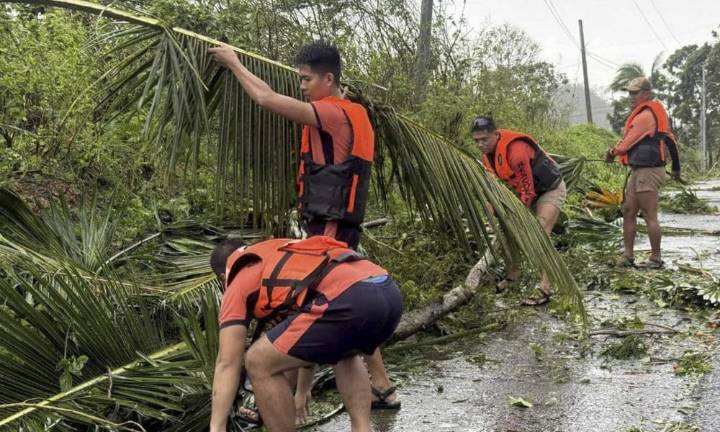 El supertifón Fung-wong toca tierra en la isla de Luzón, en el norte de Filipinas