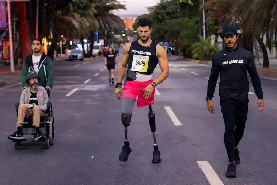 Venezolano Dos Santos logra hazaña en Nueva York con sus prótesis