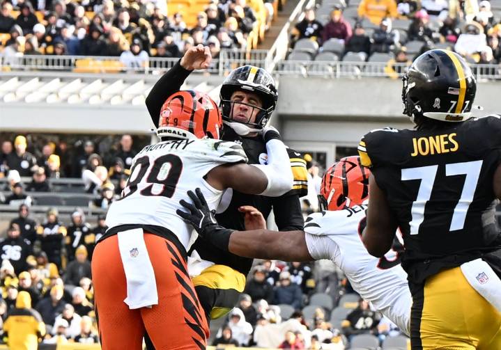 Steelers QB Aaron Rodgers has fracture in wrist but not ruled out Sunday