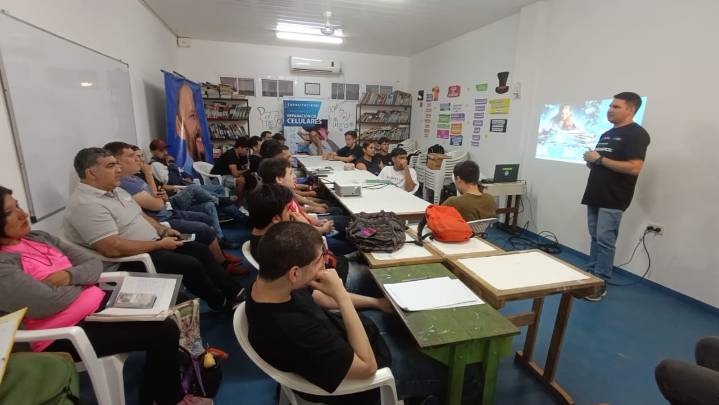En el Polideportivo del barrio La Paz, dictan un curso de reparación de celulares
