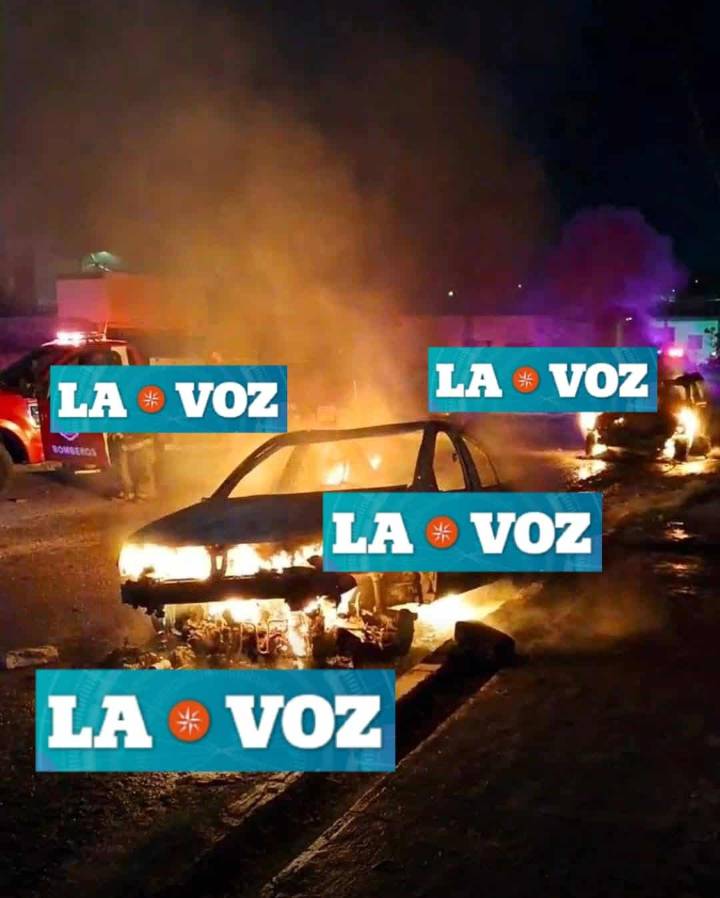 Bomberos controlan incendio que arrasa vehículos en Monclova