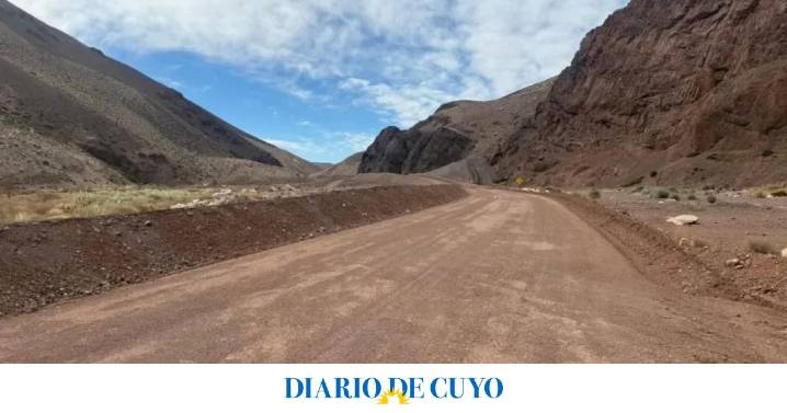 Un camión hidrogrúa de un proyecto minero volcó, el conductor salió ileso gracias al cinturón de seguridad