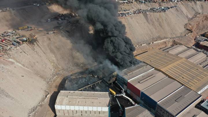 Bomberos de Iquique prevén controlar este martes incendio que afectó tres galpones de la Zofri