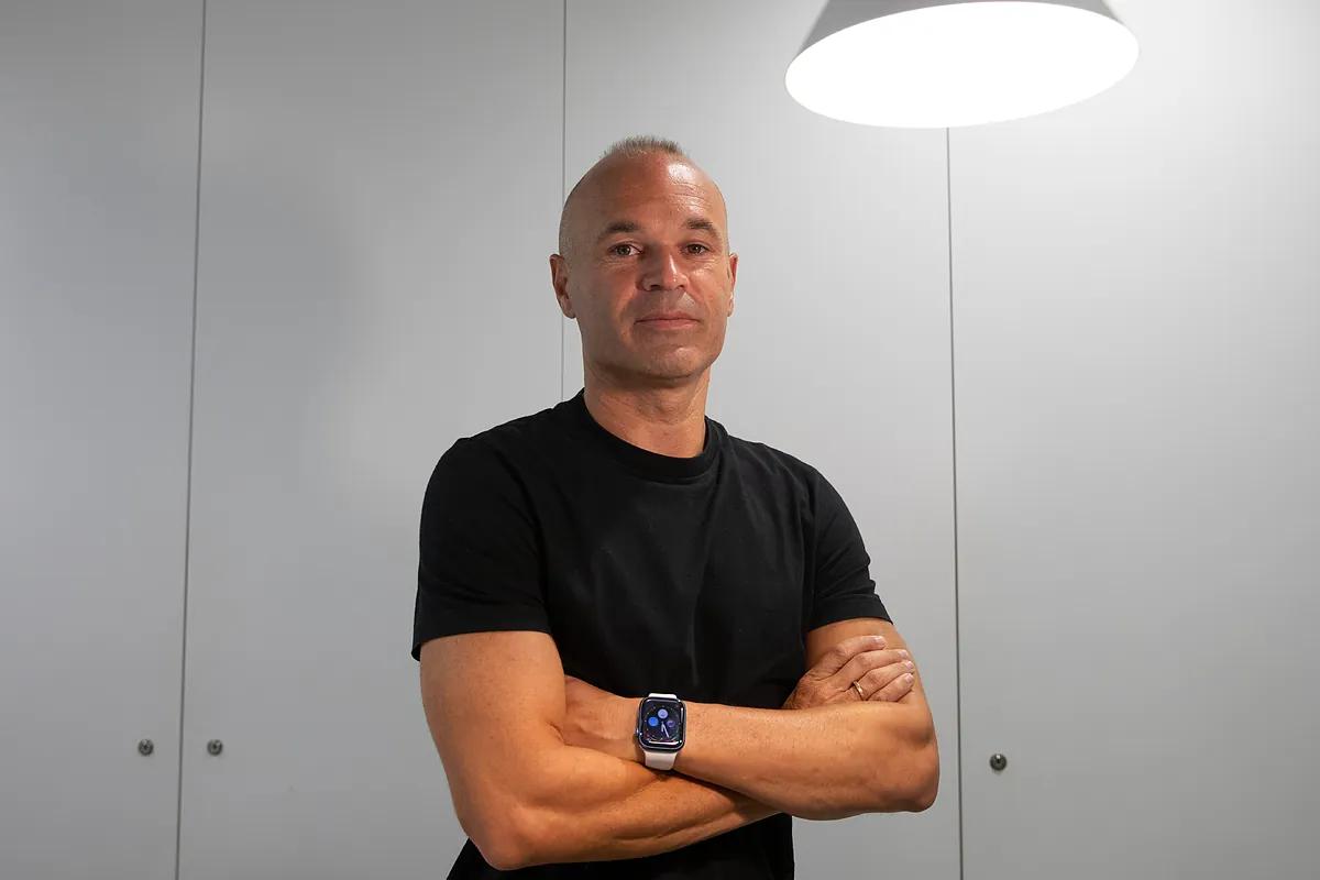 Andrés Iniesta rescata al equipo ciclista Israel: se llamará NSN, correrá bajo bandera suiza y tendrá a una de las estrellas del pelotón