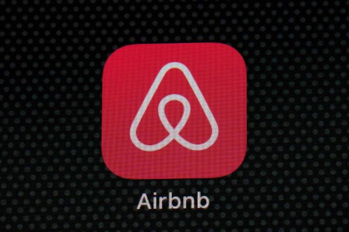 Airbnb gives strong outlook in sign US demand is picking up