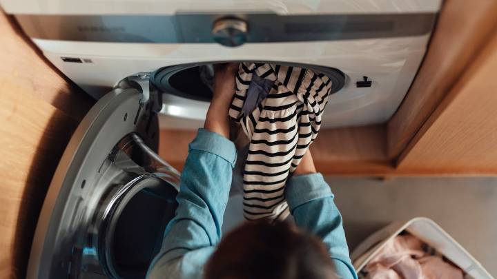 Adiós a las arrugas: el truco que debe probar en la lavadora para que la ropa salga lisa