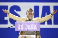El desafío de la izquierda. Quién es Jeanette Jara, la candidata comunista que enfrentará un camino difícil hacia el balotaje en Chile