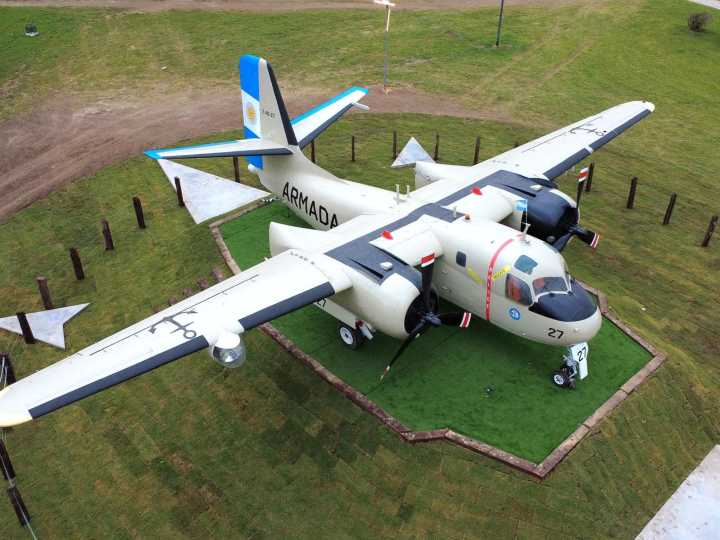 El avión de la Guerra de Malvinas que ahora se exhibe al público a pasos de la Basílica de Luján