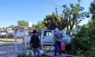 Dos siniestros viales en madrugada: Una camioneta se metió a un jardín y un auto chocó una pasarela