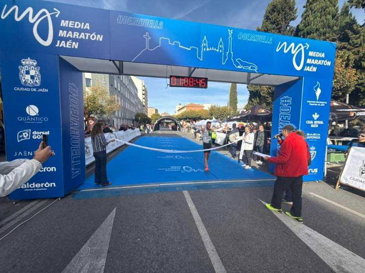 Andy Morales y Eliam Ajuria, triunfadores de una Media Maratón de Jaén histórica