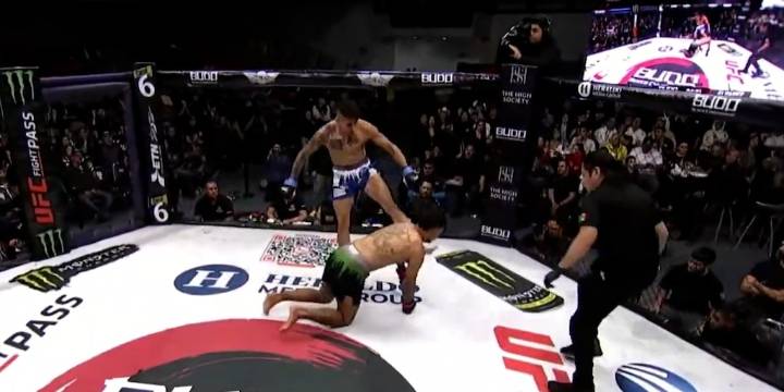 Tenía a su rival al borde del KO, pero le pegó una salvaje patada ilegal en la cabeza y perdió por descalificación