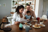 Casi 3 de cada 10 hogares en EE.UU. viven al día: informe