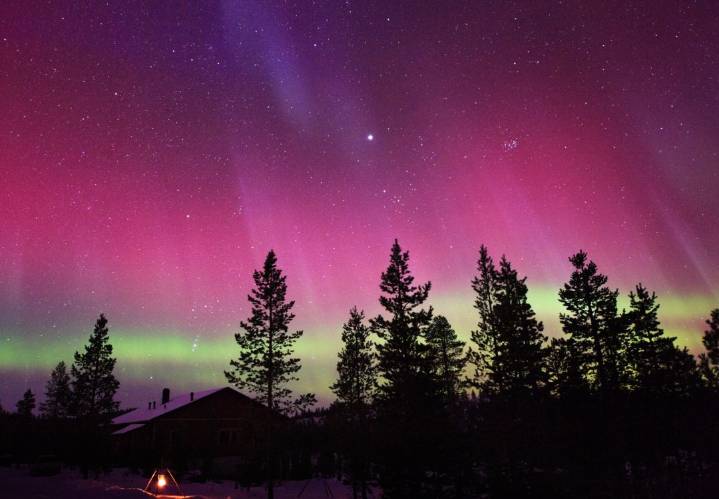 Auroras boreales iluminan el cielo nocturno de EE.UU