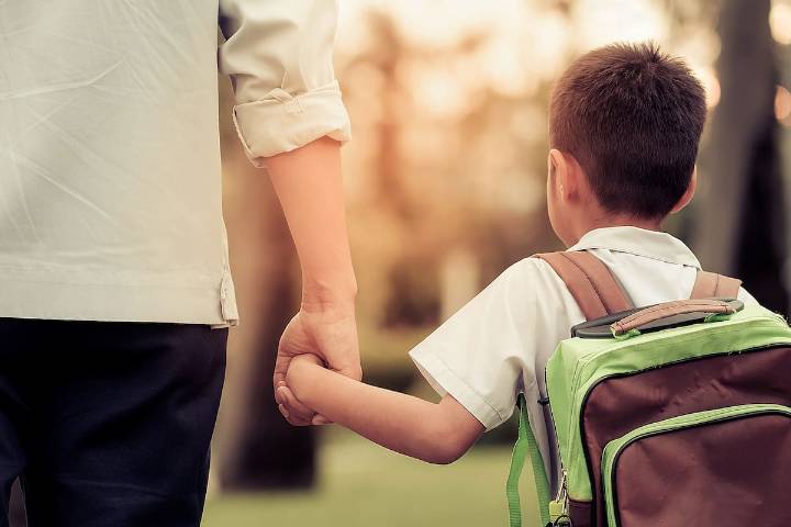 Fallo judicial. Deberá pagarle a su hijo por el daño moral que le causó su reconocimiento tardío